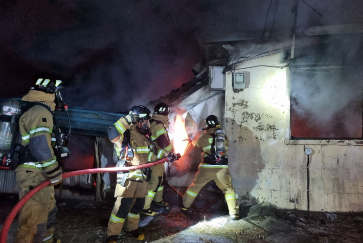 소방관들이 주택 화재를 진화하고 있다. 경북소방본부 제공