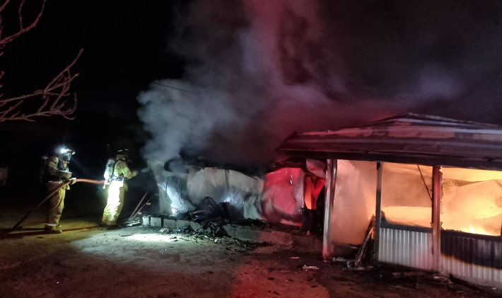 소방관들이 주택 화재를 진화하고 있다. 경북소방본부 제공