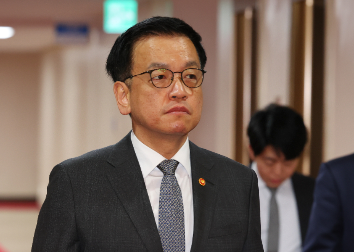 최상목 대통령 권한대행 부총리 겸 기획재정부 장관 11일 정부서울청사에서 열린 국무회의에 입장하고 있다. 연합뉴스