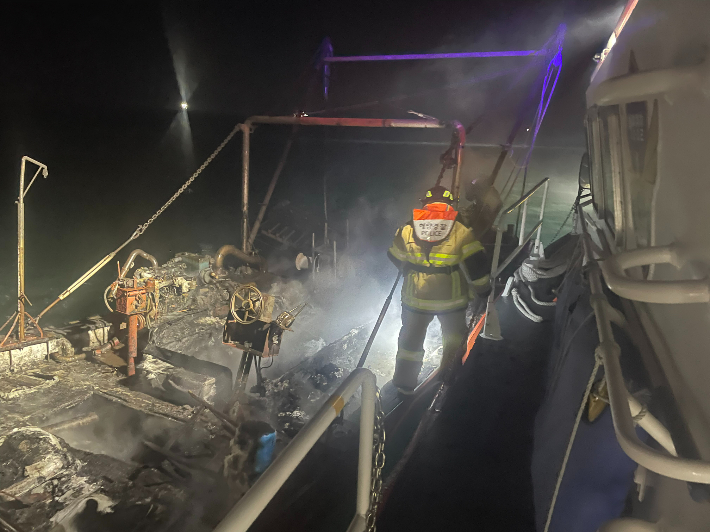 10일 오후 9시 59분쯤 부산 강서구 진우도 남쪽 1.4㎞ 해상에서 소형 어선에 불이 나 60대 선장이 실종됐다. 창원해양경찰서 제공