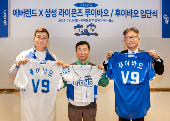 삼성 이종열 단장(왼쪽부터)과 강철원 주키퍼, 에버랜드 배택영 부사장. 삼성