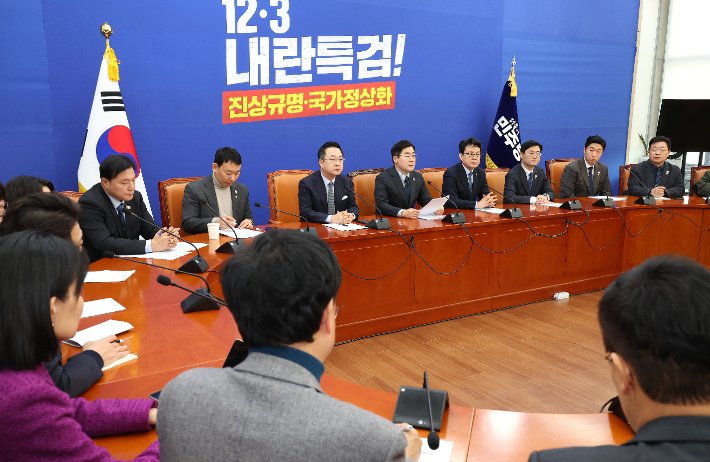 더불어민주당 박찬대 원내대표(오른쪽 다섯번째)가 11일 국회에서 열린 원내대책회의에서 발언하고 있다. 연합뉴스
