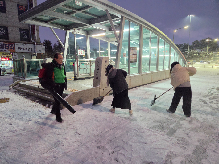 청년 자율방재단이 제설 작업을 하고 있다. 유성구 제공