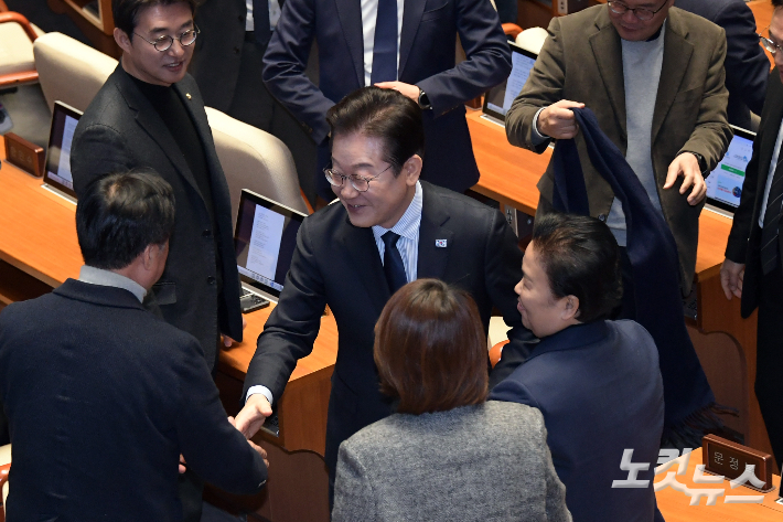 더불어민주당 이재명 대표가 10일 서울 여의도 국회에서 열린 제422회 국회(임시회) 제02차 본회의에서 교섭단체대표연설을 마치고 동료의원들과 인사를 하고 있다. 윤창원 기자