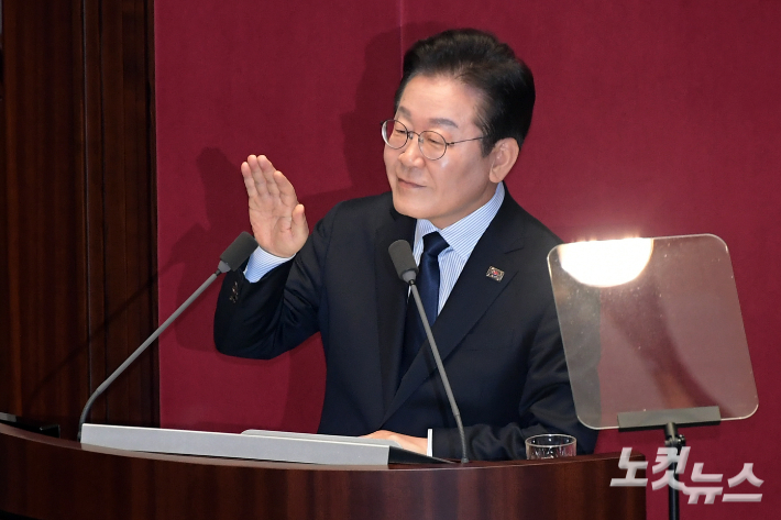 더불어민주당 이재명 대표가 10일 서울 여의도 국회에서 열린 제422회 국회(임시회) 제02차 본회의에서 교섭단체대표연설을 하며 손을 들어보이고 있다. 윤창원 기자