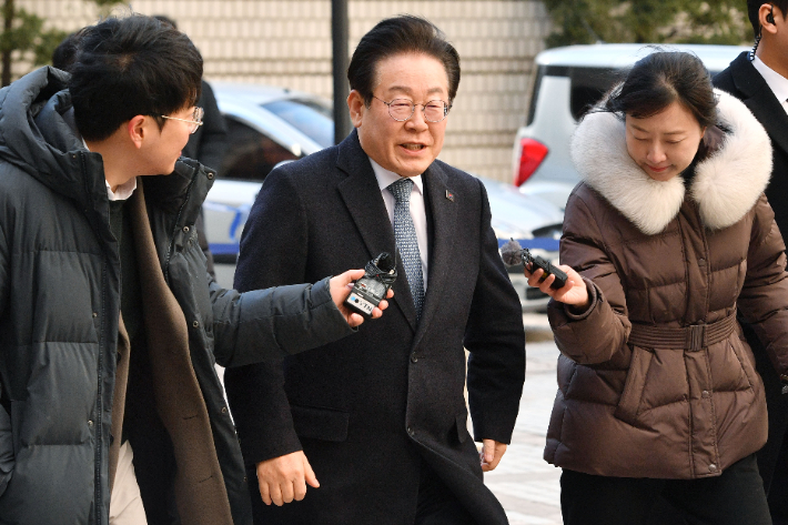이재명 더불어민주당 대표가 5일 오후 서울 서초구 서울고등법원에서 열린 공직선거법 위반 사건 2심 속행공판에 출석하고 있다. 류영주 기자