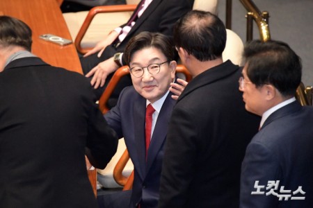 의원들과 인사하는 권성동 원내대표