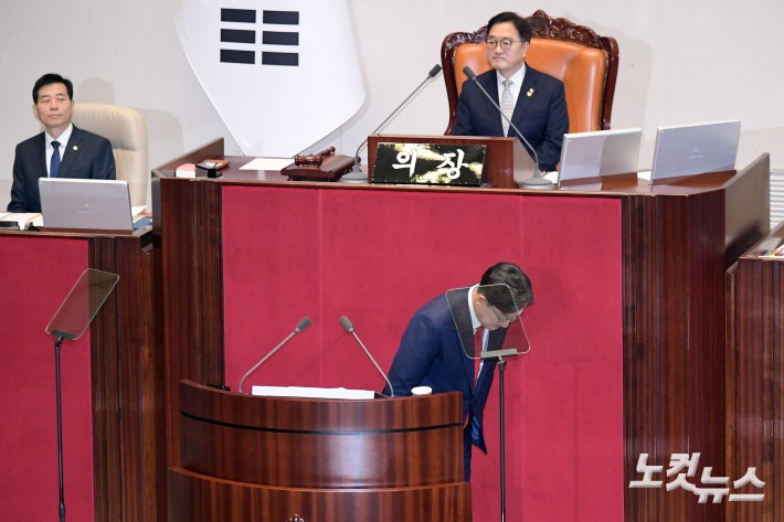 국민의힘 권성동 원내대표가 11일 서울 여의도 국회에서 열린 제422회국회(임시회) 제3차 본회의에서 교섭단체대표연설에 나서며 인사를 하고 있다.
