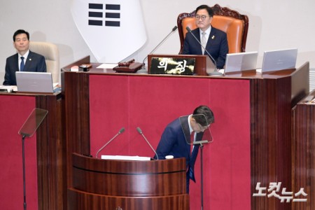 국민의힘 권성동 원내대표가 11일 서울 여의도 국회에서 열린 제422회국회(임시회) 제3차 본회의에서 교섭단체대표연설에 나서며 인사를 하고 있다.