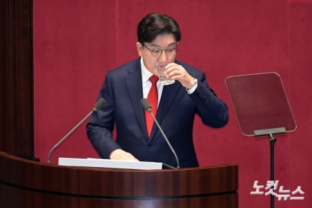 물 마시는 권성동 원내대표