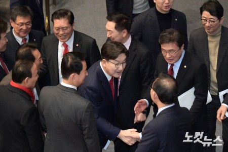 교섭단체대표연설 마치고 의원들과 인사하는 권성동 원내대표