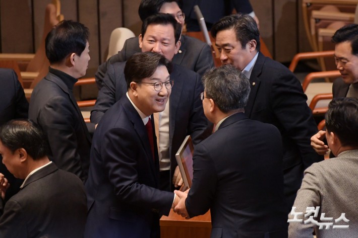 의원들과 인사하는 권성동 원내대표