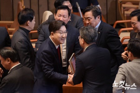 의원들과 인사하는 권성동 원내대표