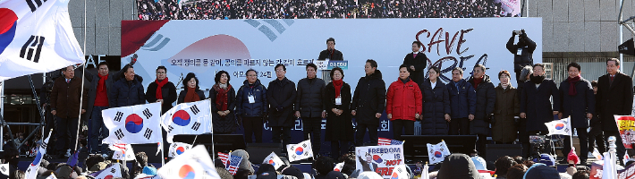 8일 오후 동대구역 광장에서 열린 국가비상기도회에 이철우 경북도지사와 국민의힘 대구·경북 국회의원 등이 연단에 올라 집회 참가자들에게 인사하고 있다. 세이브코리아 주최로 열린 이날 기도회에서는 윤석열 대통령 탄핵 반대와 석방을 촉구했다. 연합뉴스