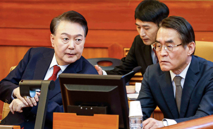 윤석열 대통령이 11일 서울 종로구 헌법재판소에서 열린 본인의 탄핵심판 7차 변론에 출석해 있다. 연합뉴스