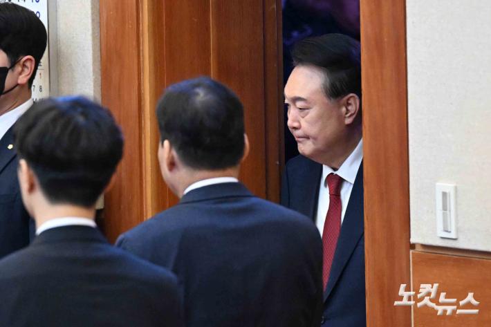 대심판정 들어서는 윤석열 대통령