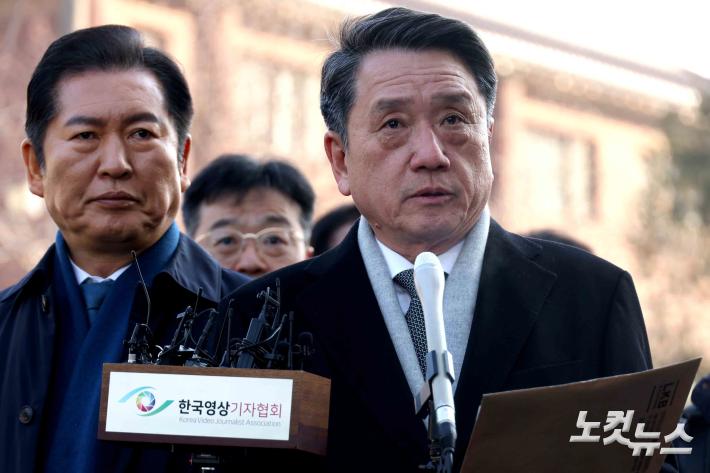 입장 밝히는 이광범 변호사