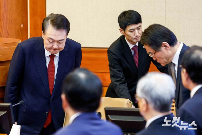 변호인단과 인사하는 윤석열