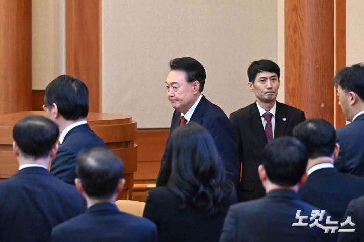 대심판정 들어서는 윤석열