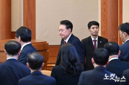 대심판정 들어서는 윤석열