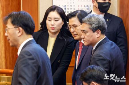 헌재 들어서는 황교안