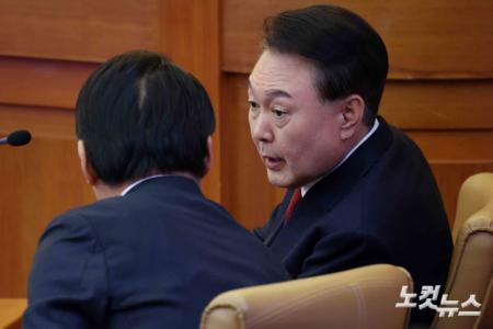 변호인단과 대화하는 윤석열 대통령