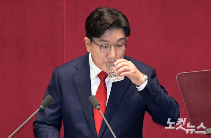 국민의힘 권성동 원내대표가 11일 서울 여의도 국회에서 열린 제422회국회(임시회) 제3차 본회의에서 교섭단체대표연설 중 물을 마시고 있다. 윤창원 기자