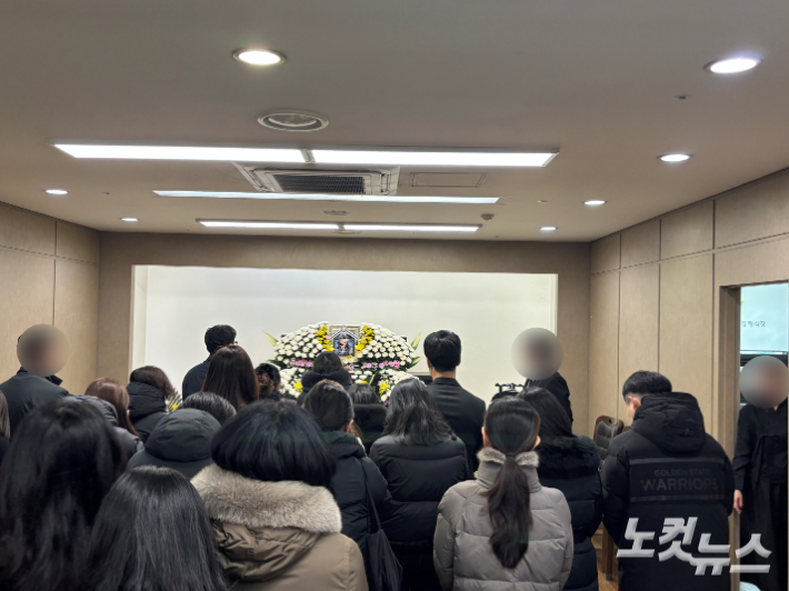 11일 오전 대전 서구 건양대병원 장례식장에 마련된 김하늘양 빈소에 학교 관계자들이 조문 온 모습. 김미성 기자