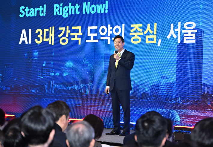 오세훈 서울시장이 11일(화) 코엑스에서 개최된 'AI SEOUL 2025'에서 '글로벌 AI 혁신도시, 서울'이라는 주제로 비전 발표하고 있다. 서울시 제공