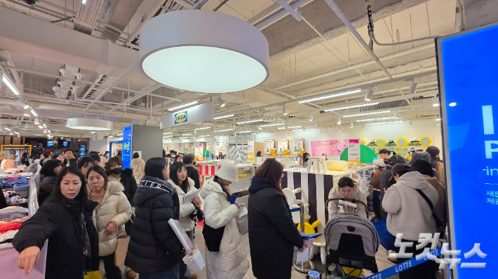 롯데백화점 광주점 이케아 팝업스토어를 찾은 고객들이 제품을 고른 후 계산하기 위해 줄지어 서 있다. 최창민 기자