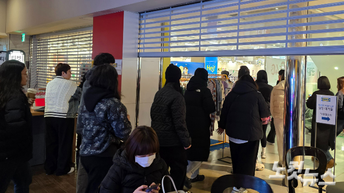 롯데백화점 광주점 개점 시간 전부터 줄지어 서 있던 고객들이 문이 열리자마자 줄지어 입장하고 있다. 최창민 기자