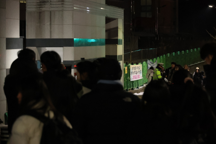 10일 오후 사건이 발생한 초등학교 주변에 몰려든 시민들 모습. 연합뉴스