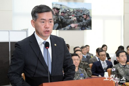 업무보고하는 석종건 방위사업청장