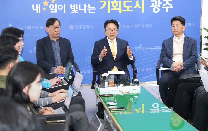 강기정 광주광역시장이 11일 오전 시청 5층 기자실에서 출입기자들과 차담회를 갖고 시정 주요현안 등에 대해 설명하고 있다. 광주광역시 제공