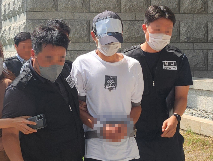 지난 2023년 8월 자신이 졸업한 고등학교를 찾아 교사에 흉기를 휘두른 A씨가 구속 전 피의자 심문(영상실질심사)을 받기 위해 대전지법에 출석하는 모습. A씨는 2심에서 징역 13년 형을 선고받았다. 연합뉴스