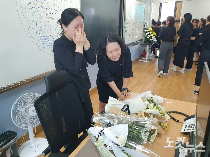 학부모 악성민원에 시달리다 2023년 9월 극단적 선택을 했던 대전 모 초등학교 교사의 마지막 길을 슬퍼하는 동료 교사들의 모습. 신석우 기자