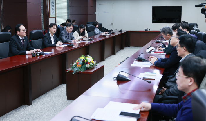 정인교 산업통상자원부 통상교섭본부장이 11일 서울 종로구 한국무역보험공사 대회의실에서 한국철강협회를 비롯한 철강 수출기업 관계자 등이 참석한 가운데 '미국 신정부 철강 알리미늄 관세 대응 업계 간담회'를 주재하고, 인사말을 한 후 미국 철강·알루미늄 25% 관세 대응 방안 등을 논의하고 있다. 산업부 제공