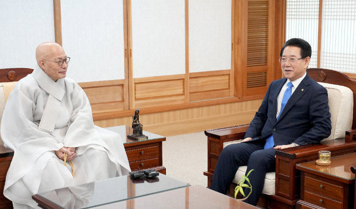 김영록 전남도지사가 11일 서울 대한불교조계종 총무원을 방문해 총무원장 진우스님을 예방하고, 제주항공 여객기 참사와 관련해 피해자들을 위한 지원을 아끼지 않은 조계종에 감사 인사를 전하고 있다. 전남도 제공