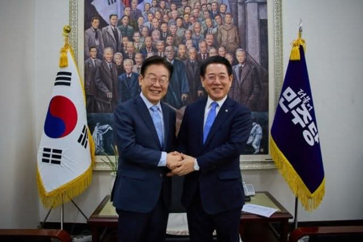 김영록 전라남도지사는 11일 국회에서 이재명 대표와 만남을 갖고 전남도의 시급한 현안과 함께 시국상황에 대한 의견을 나눴다. 전남도 제공