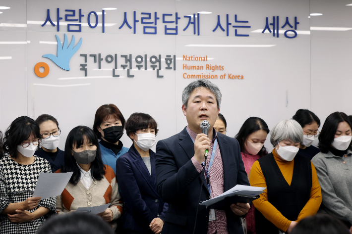 국가인권위원회 직원들이 11일 서울 중구 국가인권위원회에서 윤석열 대통령의 탄핵심판 방어권 보장 권고 의결 규탄 호소문을 발표하고 있다. 연합뉴스