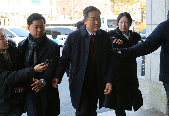 신원식 국가안보실장이 11일 서울 종로구 헌법재판소에서 열린 윤석열 대통령 탄핵 심판 7차 변론에 증인으로 출석하고 있다. 연합뉴스