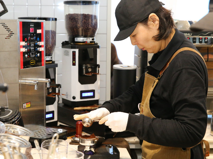 경주지역 한 커피전문점에서 '커피박(커피 찌꺼기)'을 빼내고 있다. 경주시 제공