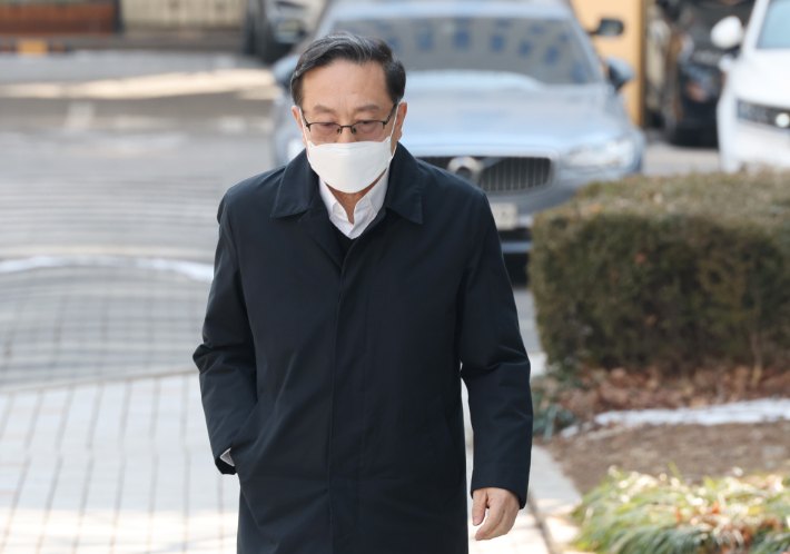 우리은행 부당대출 의혹의 정점으로 지목된 손태승 전 우리금융지주 회장이 11일 서울 양천구 서울남부지법에서 열리는 첫 공판에 출석하고 있다. 연합뉴스