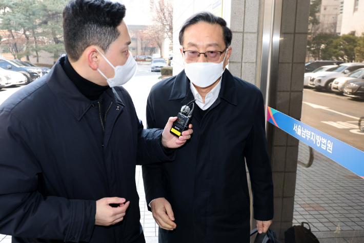 우리은행 부당대출 의혹의 정점으로 지목된 손태승 전 우리금융지주 회장이 11일 서울 양천구 서울남부지법에서 열리는 첫 공판에 출석하고 있다. 연합뉴스