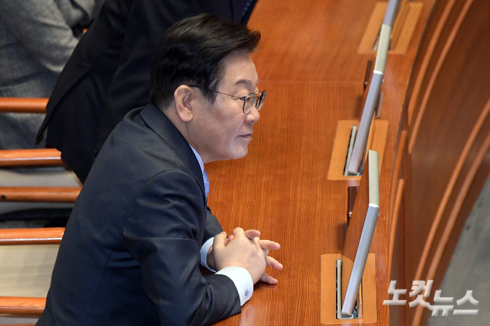 더불어민주당 이재명 대표가 11일 서울 여의도 국회에서 열린 제422회국회(임시회) 제3차 본회의에서 국민의힘 권성동 원내대표의 교섭단체대표연설을 지켜보고 있다. 윤창원 기자