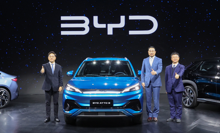 조인철 BYD 코리아 승용부문 대표(왼쪽) 등 관계자들이 차 옆에서 포즈를 취하고 있다. 연합뉴스