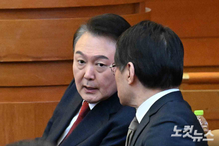 윤석열 대통령이 11일 서울 종로구 헌법재판소에서 열린 '윤석열 대통령 탄핵심판 7차 변론'에 출석하고 있다. 사진공동취재단