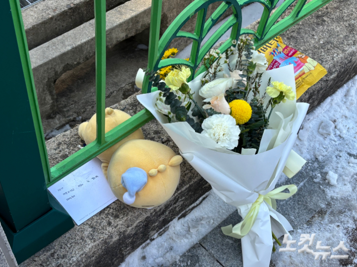 8살 하늘양이 학교 여교사에게 무참히 살해당한 가운데 해당 학교 인근에 하늘양을 추모하는 꽃이 놓여 있다. 김미성 기자
