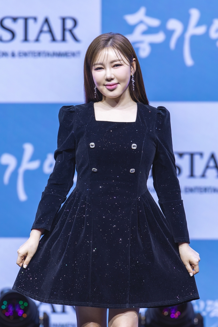 가수 송가인이 11일 오후 4시 서울 강서구 스카이아트홀에서 정규 4집 '가인;달' 쇼케이스를 열고 사진 촬영하는 모습. 가인달엔터테인먼트 제공