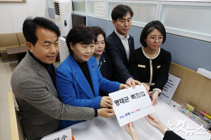 야6당 의원들이 11일 오후 서울 여의도 국회 의안과에 명태균 특검법을 접수하고 있다.   왼쪽부터 윤종오 진보당 원내대표, 서영교 더불어민주당 명태균 게이트 진상조사단장, 정춘생 조국혁신당 원내수석부대표, 한창민 사회민주당 대표, 용혜인 기본소득당 대표. 윤창원 기자